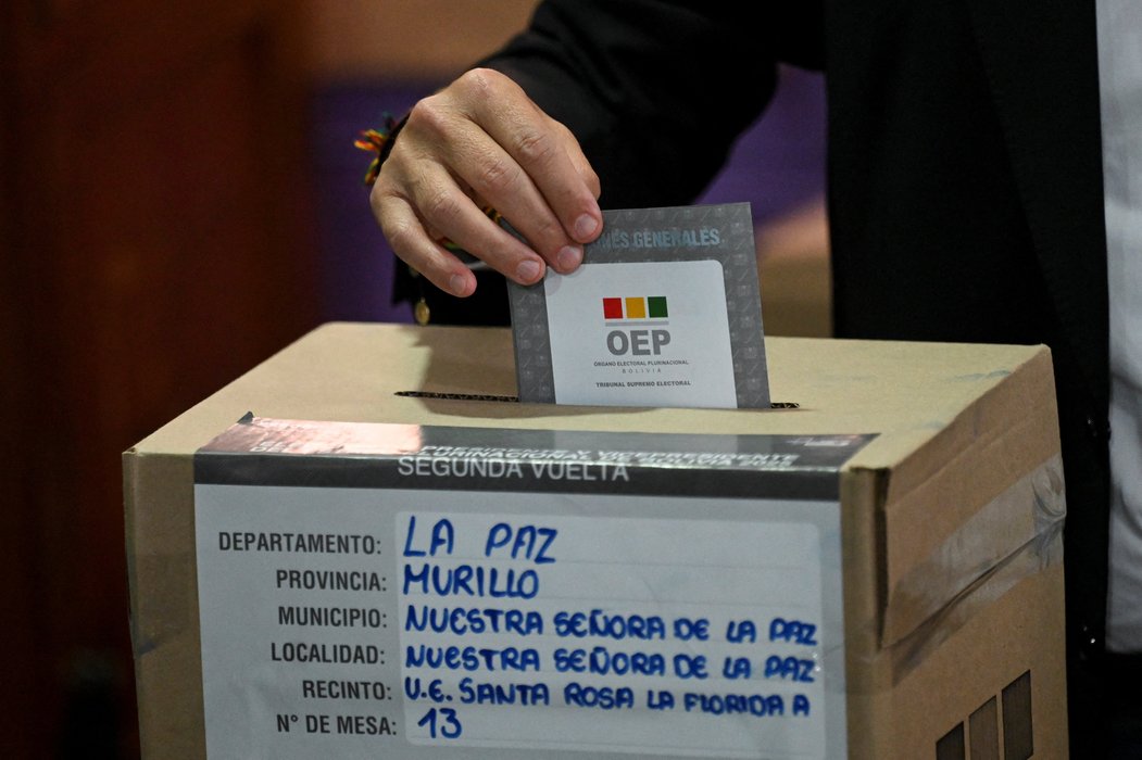 El expresidente conservador y candidato a la presidencia de la coalición Alianza Libre Jorge Tuto Quiroga deposita su voto durante la segunda vuelta de las elecciones presidenciales. La Paz, Bolivia, 19 de octubre de 2025.