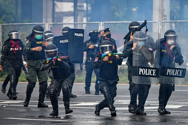 Police at Thai protests Aug 2021