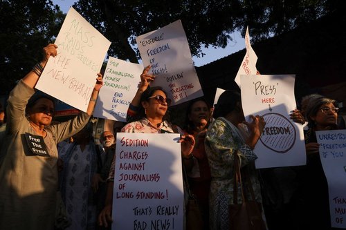 India.ProtestsAgainstRaidingOfJournalistHome