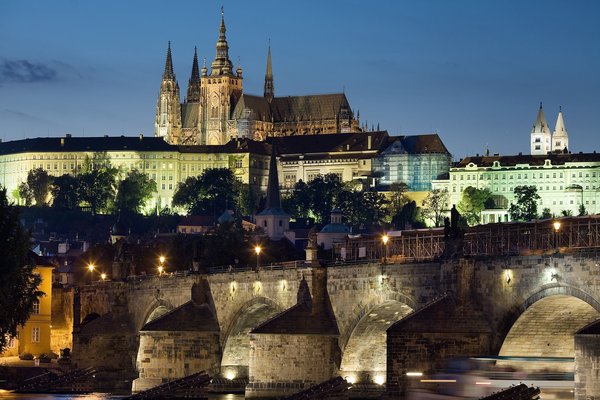 Night_view_of_the_Castle_and_Charles_Bridge,_Prague_-_8034