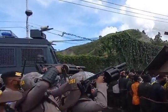 Police force at protest in Papua May 2022