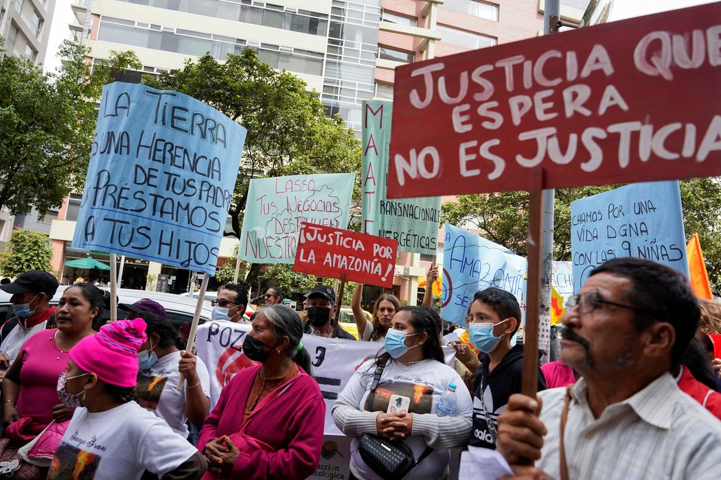 REUTERS/ Johanna Alarcón. Manifestación indígena contra las actividades extractivas frente al Ministerio de Energía. Quito, marzo de 2022.