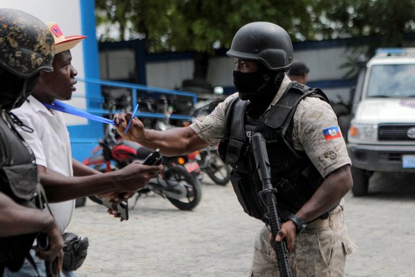 Haiti - journalist police