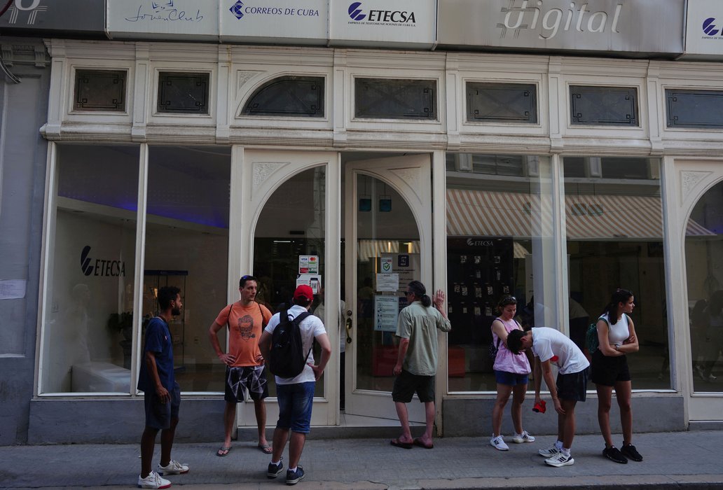 People wait in line to enter an Etecsa store, the Cuban state company that provides telephone and communications services. Havana, February 2023. REUTERS/Alexandre Meneghini