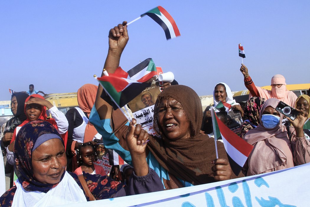 People lift national flags during a rally called for by Sudan's Popular Front for Liberation and Justice in Port Sudan on April 24, 2025, to denounce the siege imposed by the paramilitary Rapid Support Forces (RSF) on El-Fasher city and express support for its residents. Since April 2023, the war between the army and the RSF has killed tens of thousands, uprooted 13 million and created what the UN describes as the world's worst humanitarian crisis. El-Fasher, the state capital of North Darfur, remains the last major city in the vast Darfur region that the paramilitary group has not conquered. (Photo by AFP)